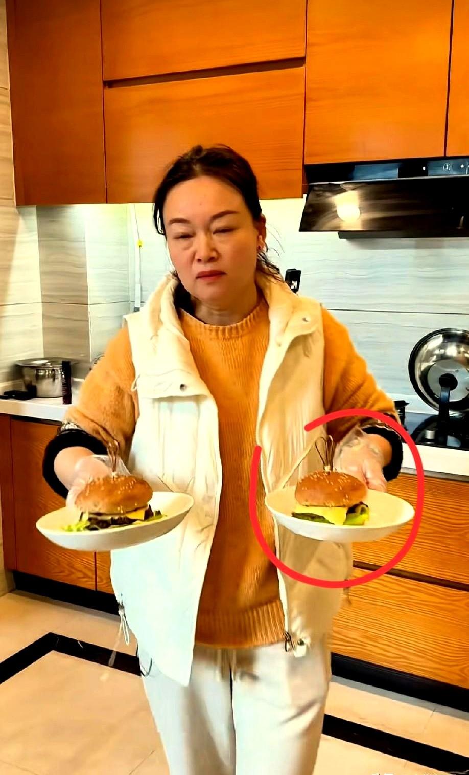 周阿姨端着红姐现做的汉堡时表情有点复杂——昨天同样的饼胚在她手里坍塌成一堆“碎面