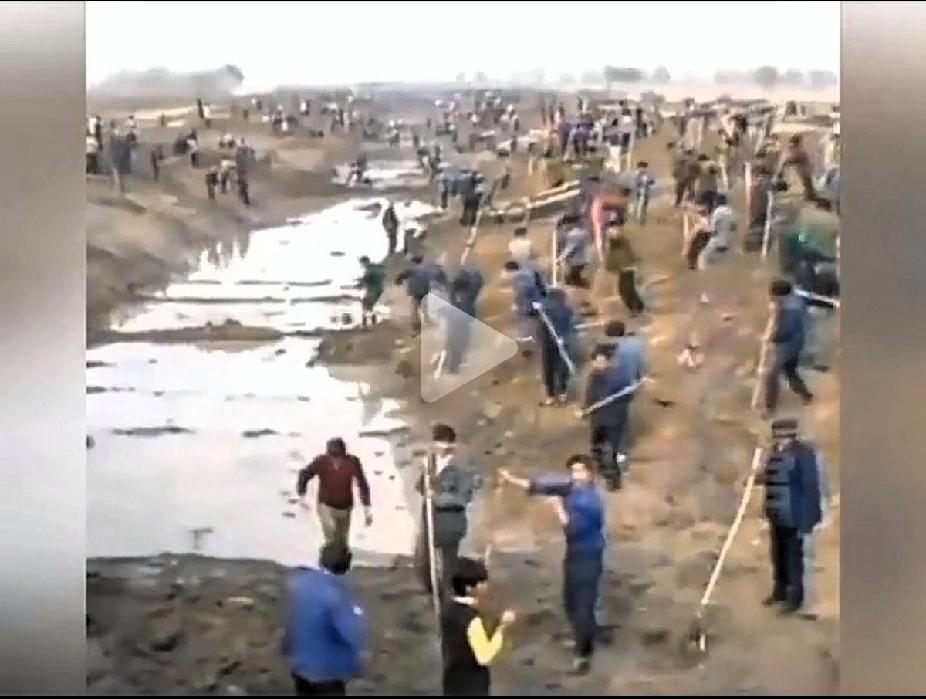 曾经挖河的那波人基本都下车了！
小时候父辈就是这样。每到冬天，就要去义务挖河，吃