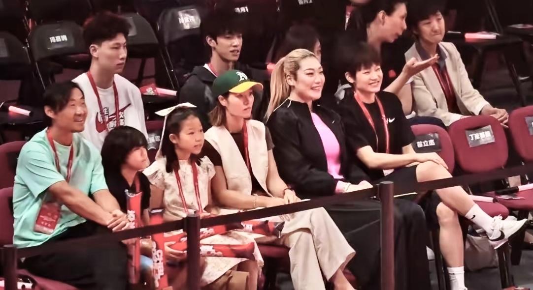 娜姐：“梦妹，我最喜欢你在球场上叱咤风云的矫健身影！”
        梦妹：“