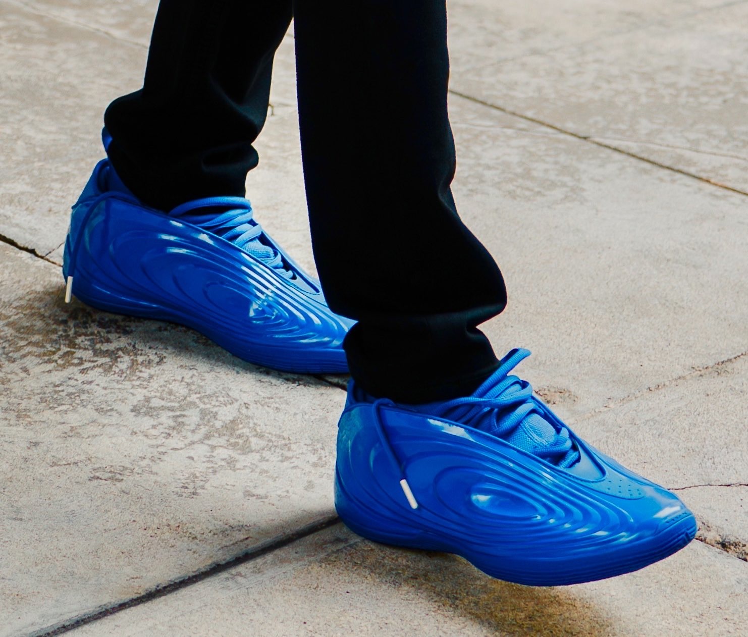 与安德玛解约，进入乱穿时代的库里今日上脚HardenVol.10