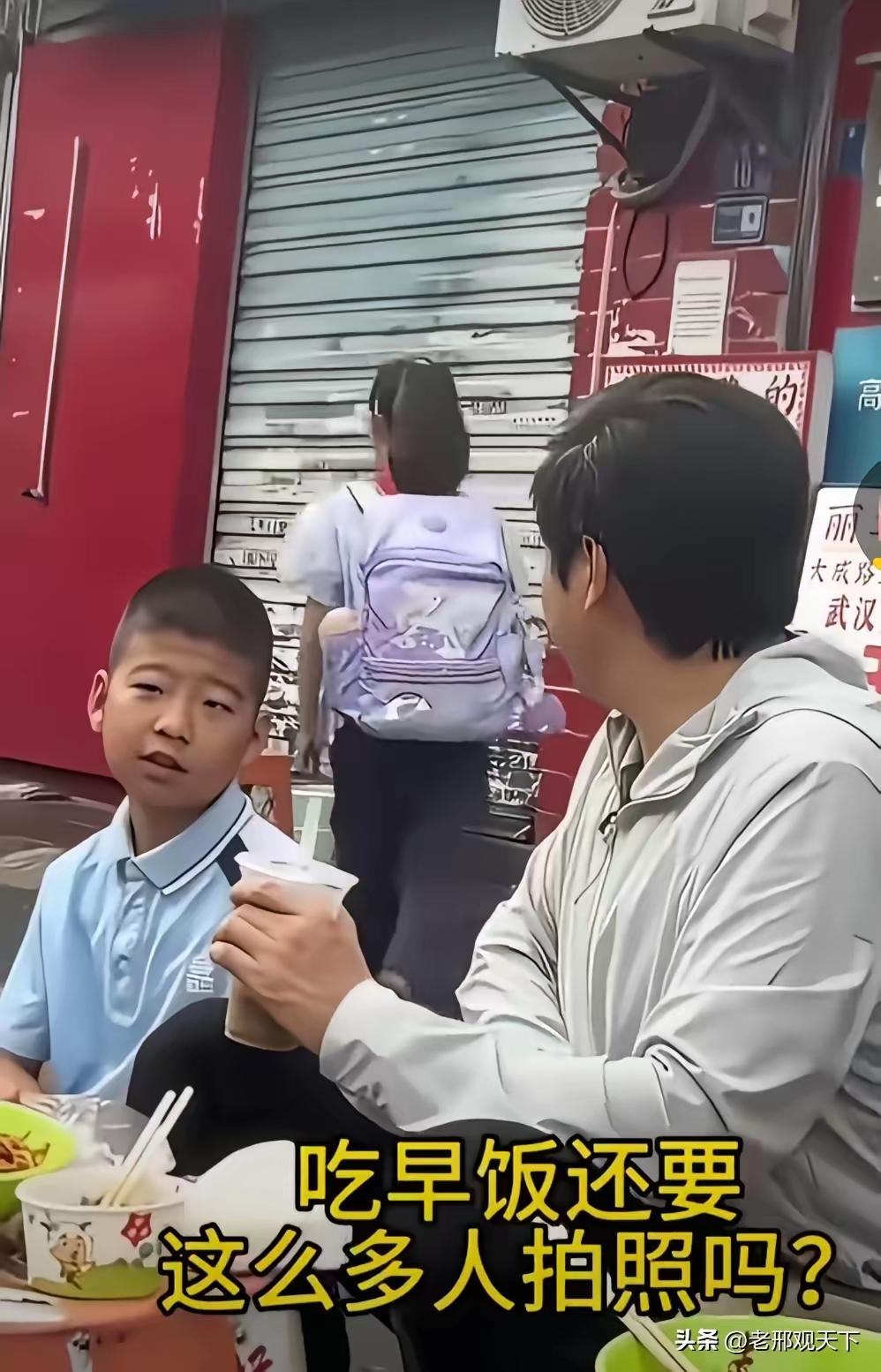 吐槽雷总的小姑娘冒泡了。
​前天，雷军在武昌大成路过早，四周，长枪短炮的摄像机，