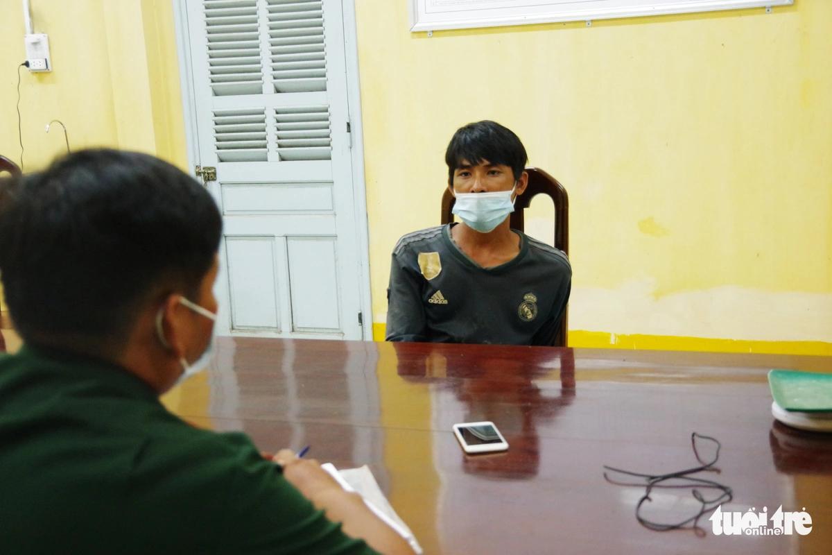 越南安江省边防部队抓获一名从柬埔寨非法进入越南的 24 岁男子，该男子携带 K5