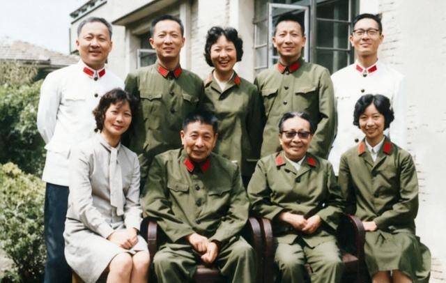 1981年，开国上将钟期光与夫人凌奔、长子 钟德苏 （演员柯蓝的父亲）、次子钟德
