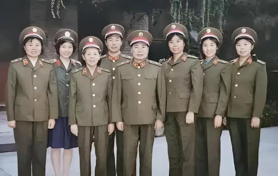 这是开国上将杨得志一家人的全家照！

他们家八个参军的，个个英姿飒爽，意气风发，