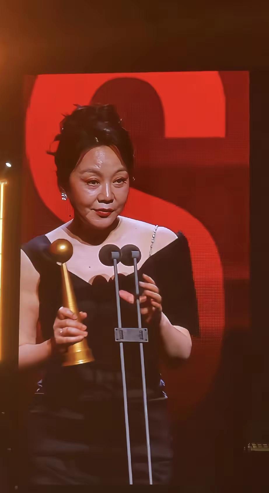 不得不令人感慨，当年那个风情万种、八面玲珑的“佟湘玉”，如今竟成了油腻大妈。
1