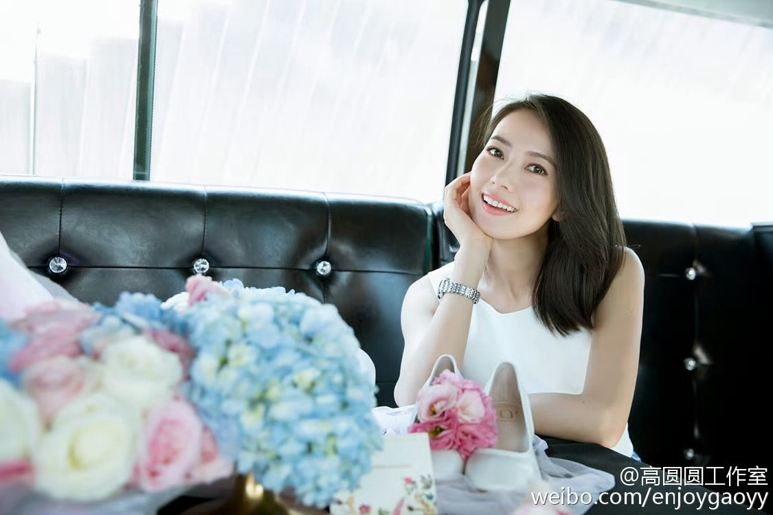 风格百变，或优雅知性，或俏皮灵动，从都市街拍到活动造型，每一套穿搭都尽显她的时尚