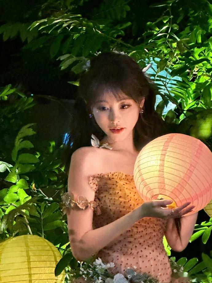 祝绪丹从童话书里跑出来了  祝绪丹真的好像从童话书里面跑了出来了呀，完全就是一只