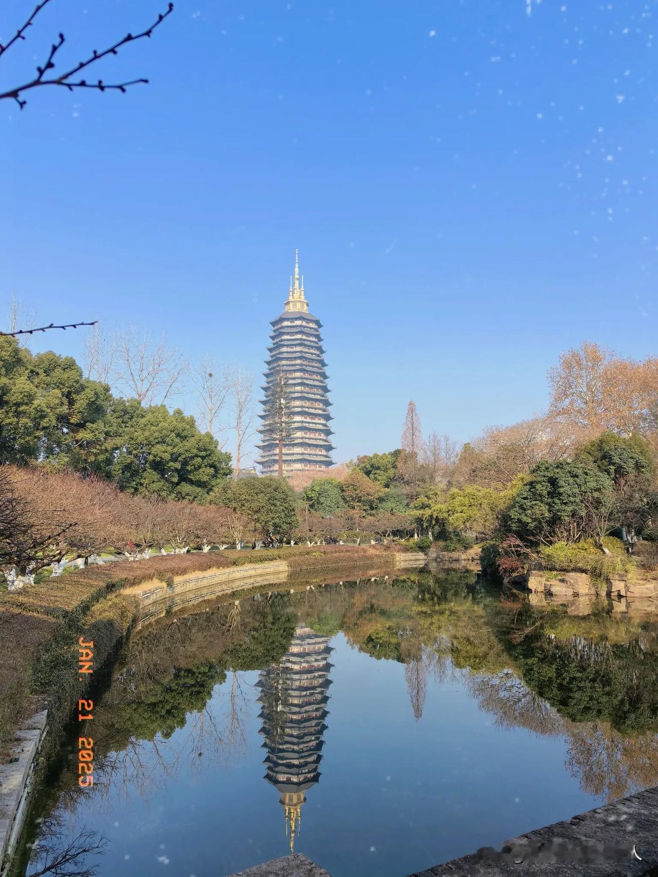 红梅公园看宝塔，静水碧空有无中。
