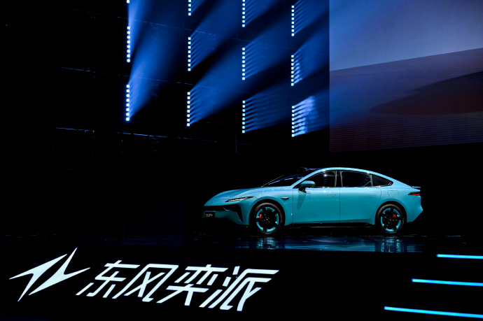 年轻人的科技性能玩具东风这次上新的 eπ007+，定位是“智美超能轿跑”，意思很