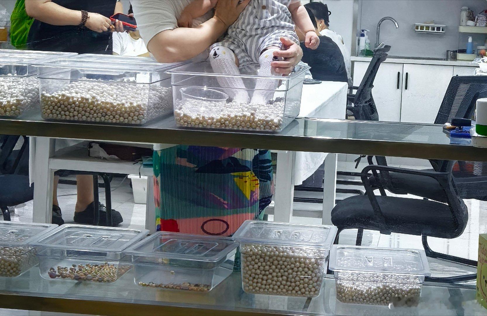 农民的娃 按摩脚底踩绿豆卖珍珠家的娃按摩脚底踩珍珠……不能说人家土豪 只能说人家