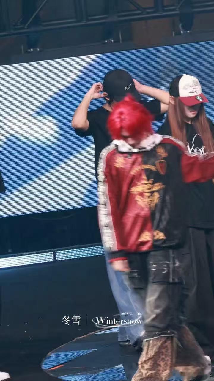 余宇涵红发路透 余宇涵红发太惊艳，这个发色把他的五官衬得更精致 