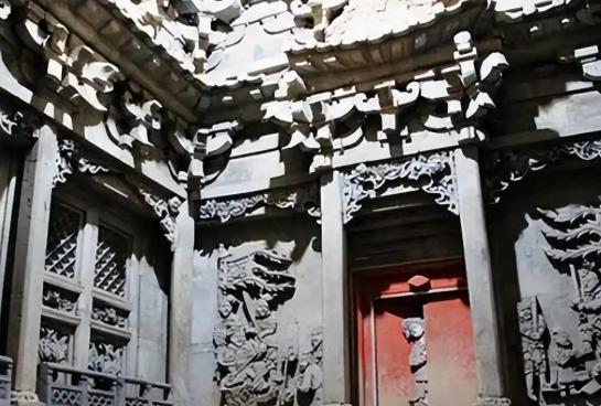 1973年，一名村民借着酒劲闯入一墓地，正想拿点什么，大门突然开启，谁料，竟突然
