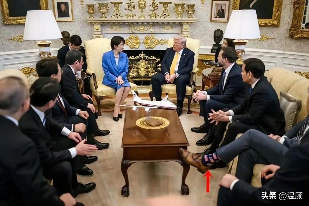 赫格塞斯这条腿真显眼，国旗骚袜子和棕色皮鞋，差一点就抢了老特的镜！这鞋和袜子都是