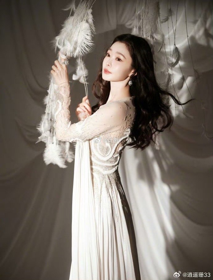 宋轶美成雕塑了 宋轶今晚的气质太绝了！清冷又高级的雕塑感，每个角度都像精心打磨的