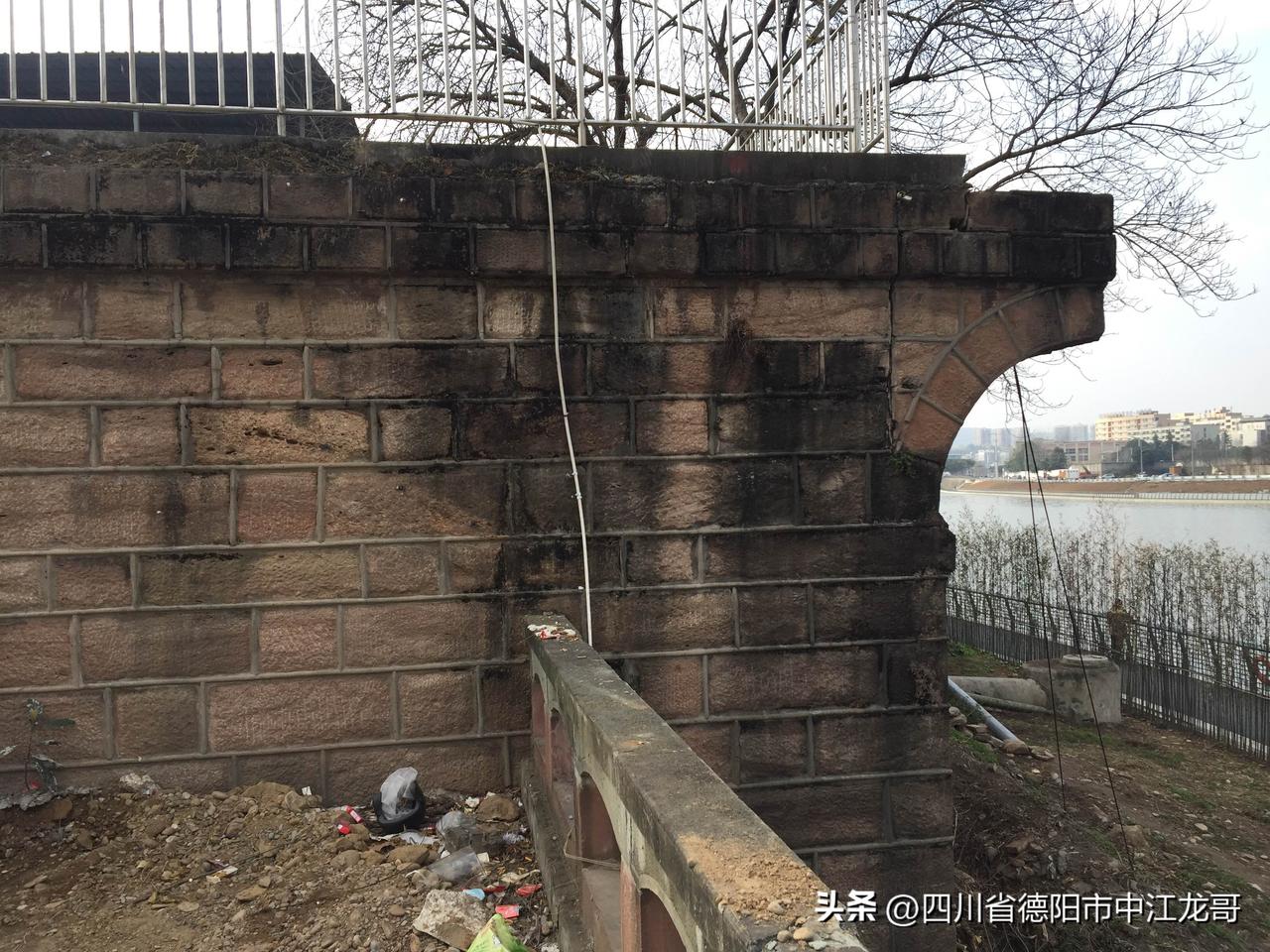 四川省德阳市中江县县城城南新区南华镇卫生院旁边的历史老建筑-红卫桥，红卫桥具有一