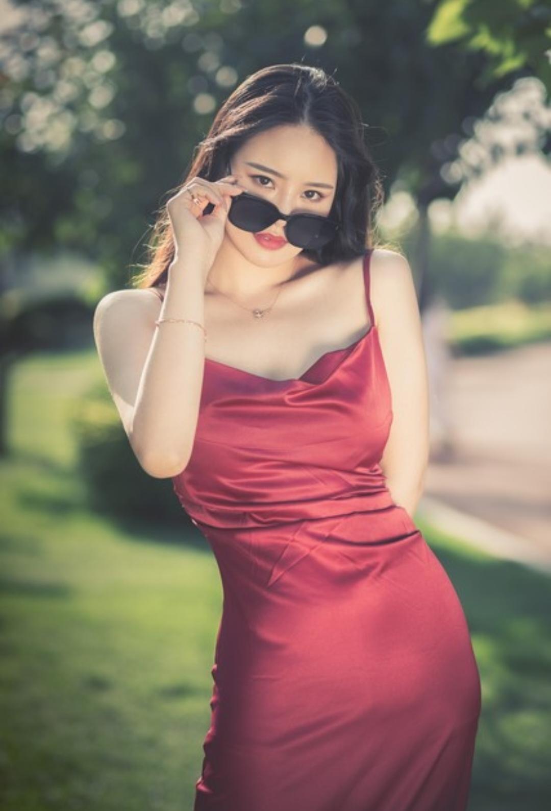 一个朋友总是吐槽她被男同事骚扰：以前的那个老男同事终于调走了，新来的年轻的男同事