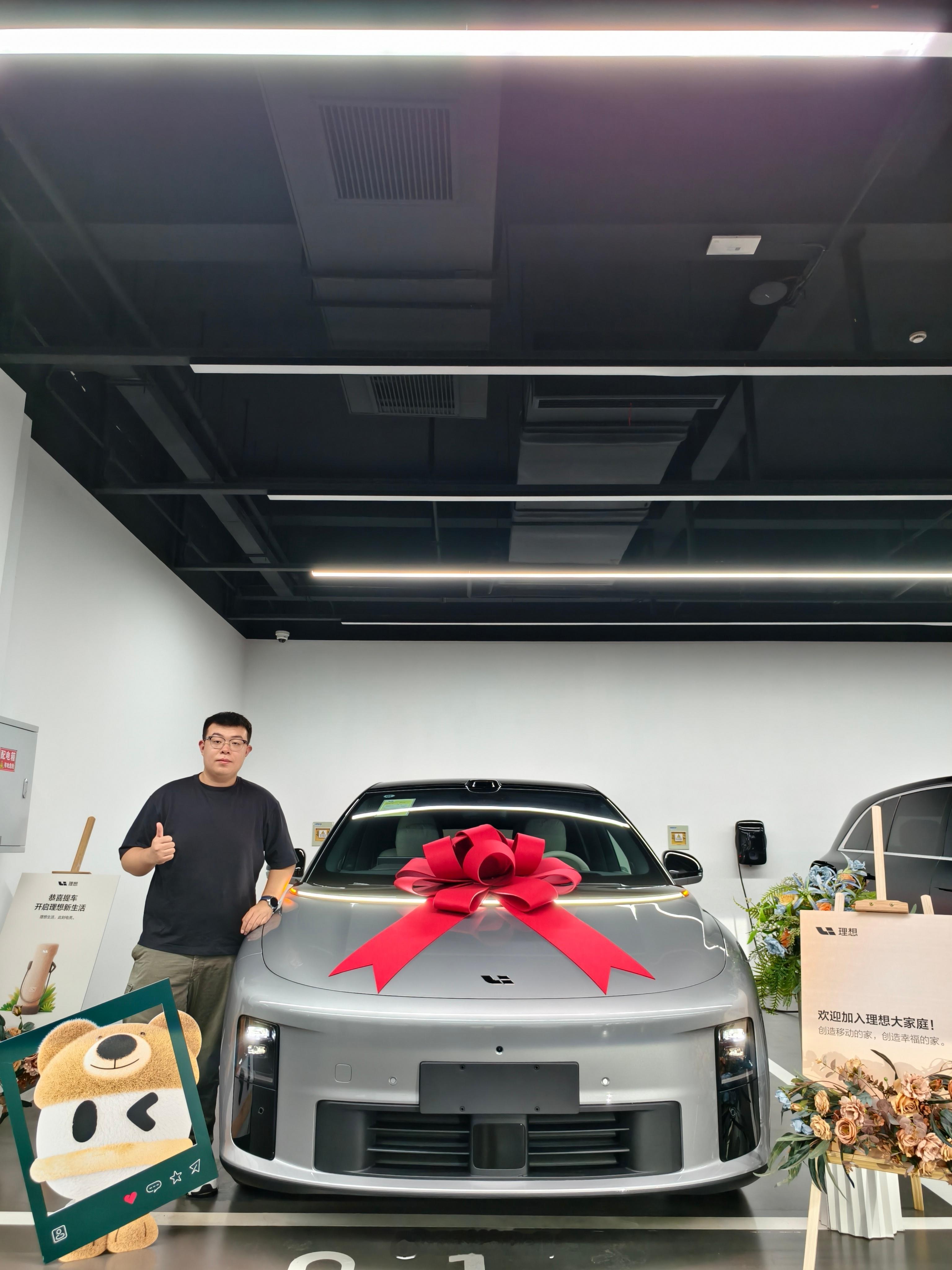 理想i6车已提，第一辆理想汽车到手。​很理想的配置，非常喜欢。[抱一抱]理想i6