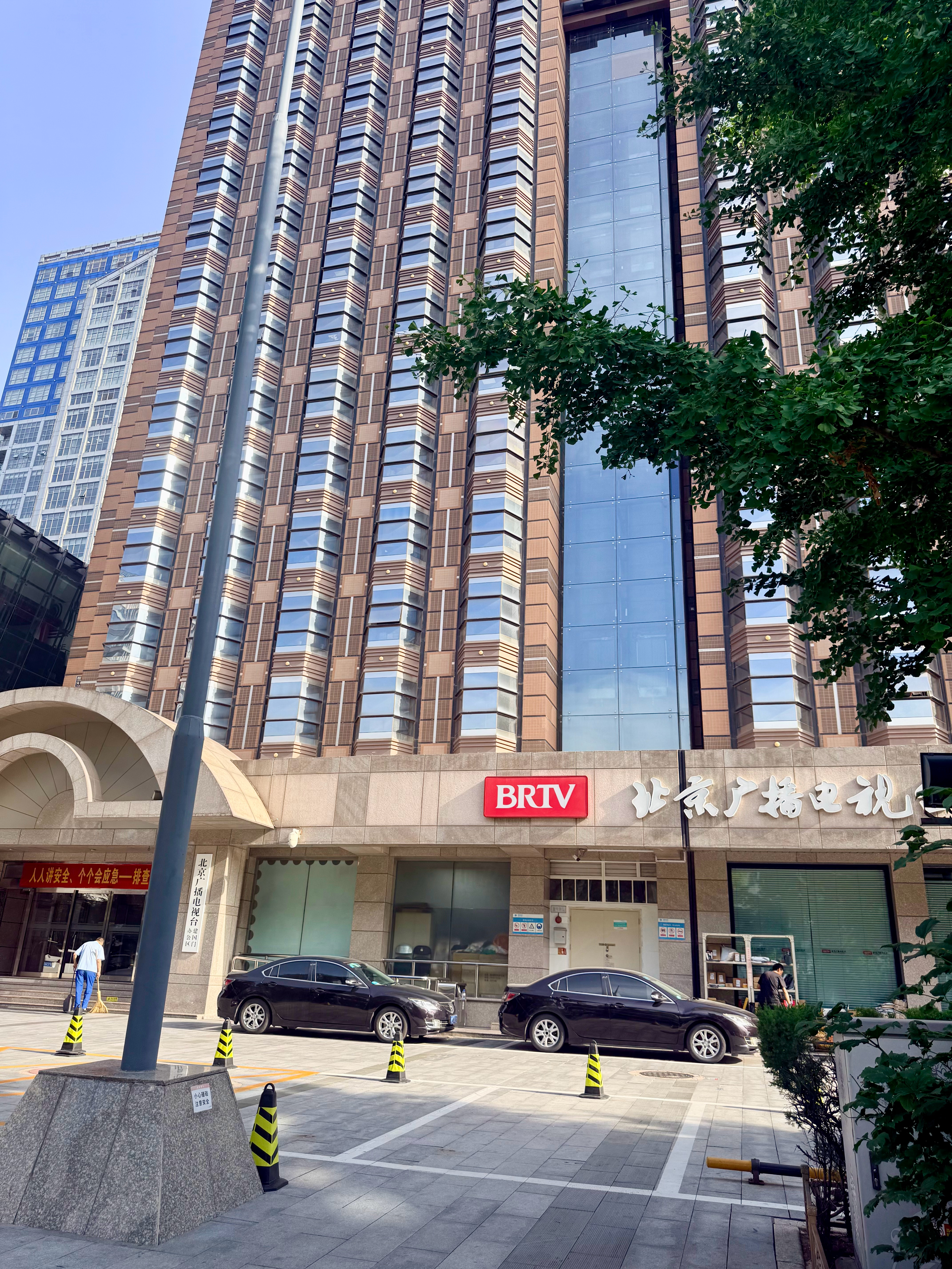 🍷 人生就是： 有钱、有健康、有爱好、住在发达的城市，真的自在惬意～ 北京·北