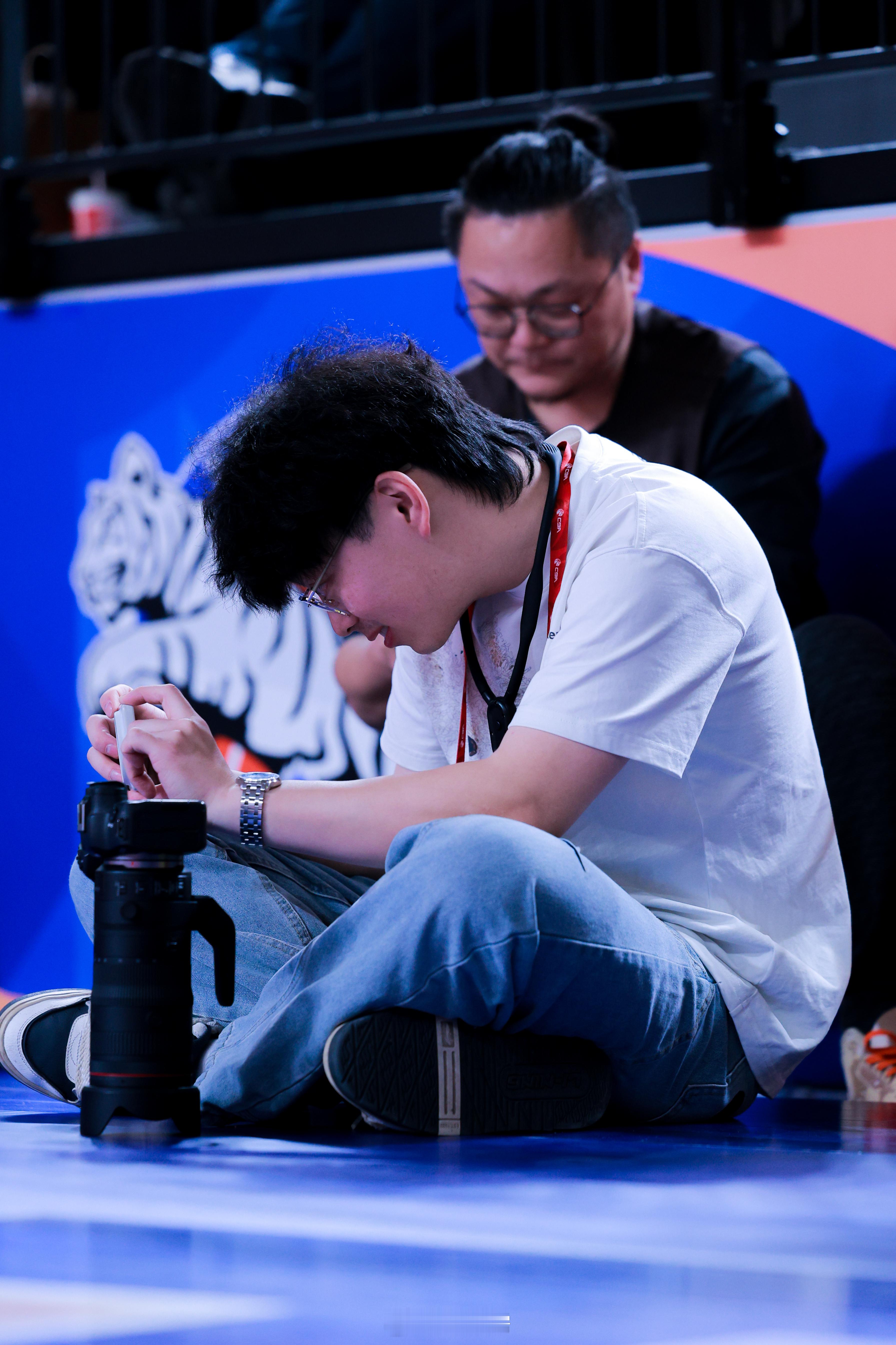 比赛日，发个搬砖摸鱼照cba新疆男篮小卢篮球世界