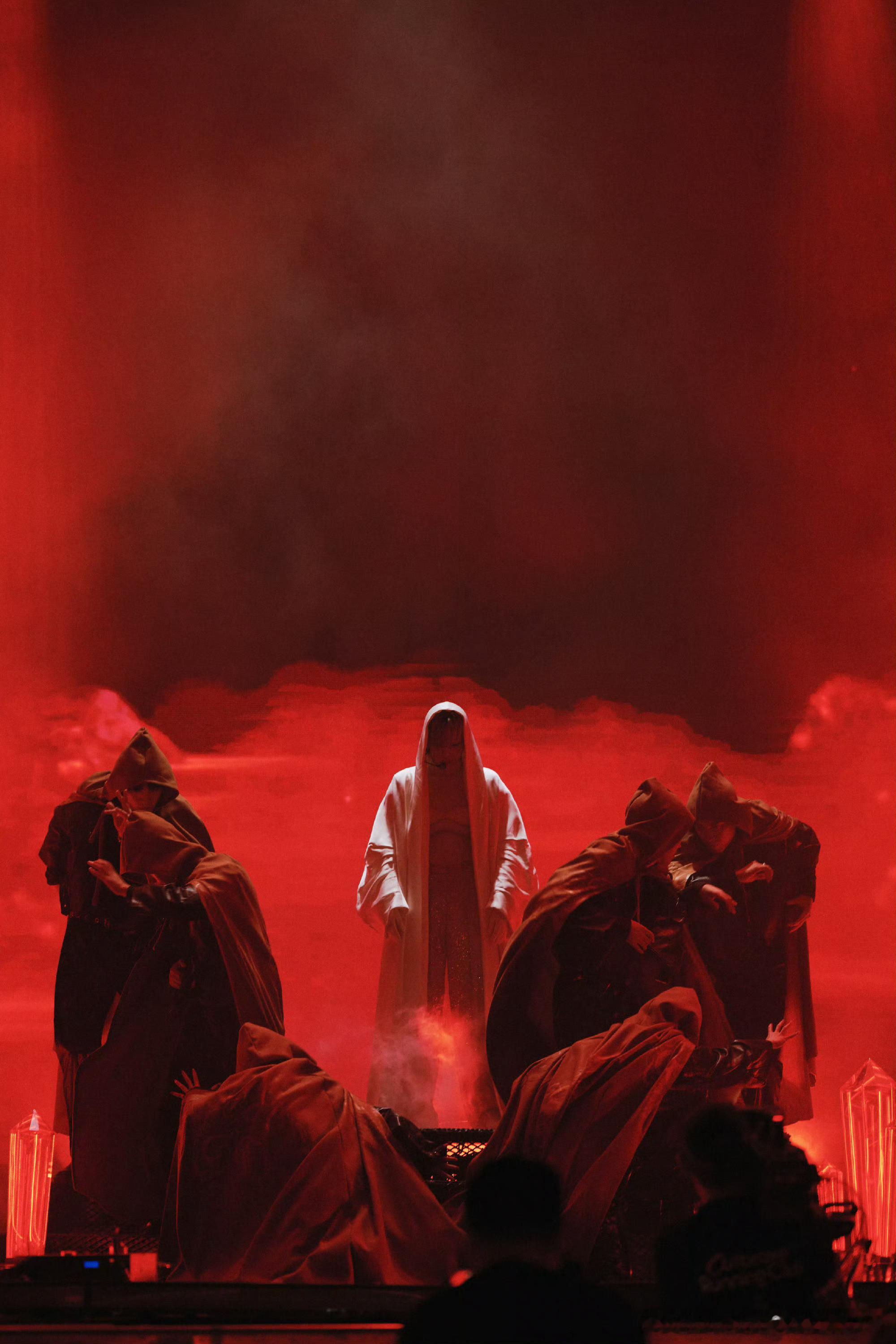 这个动作设计得太巧妙了，不仅增加了舞台的趣味性，还让观众感受到了那种纯真的快乐，