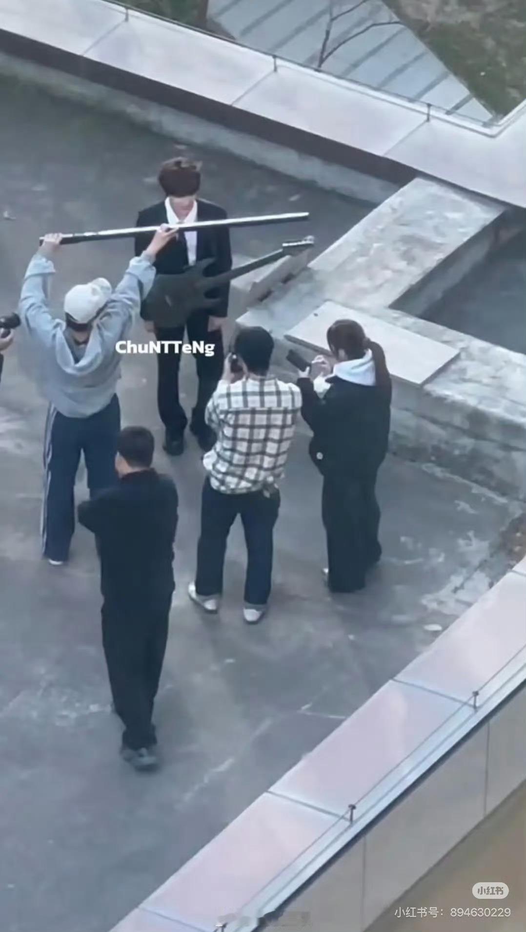 张泽禹张泽禹背吉他路透张泽禹西装外拍路透 张泽禹西装外拍路透，接大cover 