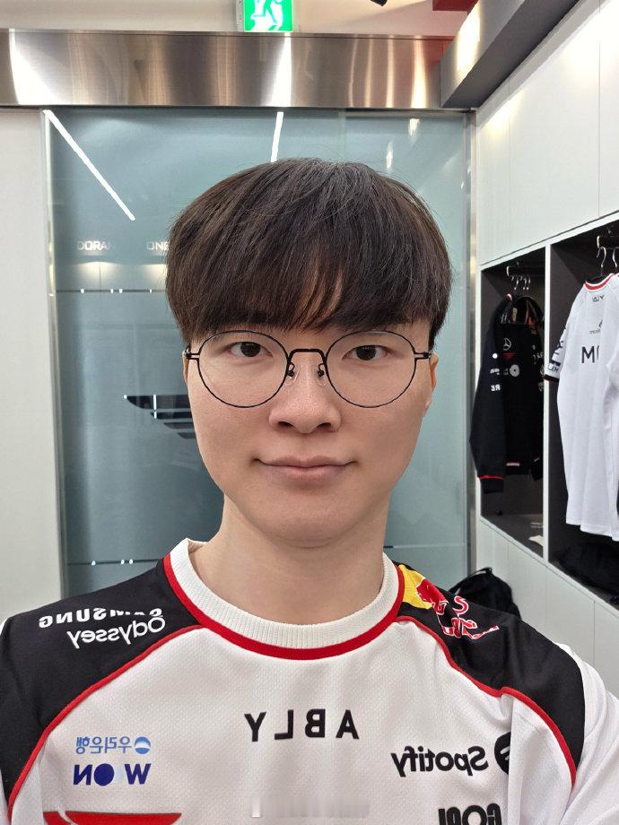 Faker更博晒自拍：LCK杯加油！Faker赛前自拍 Faker自拍照