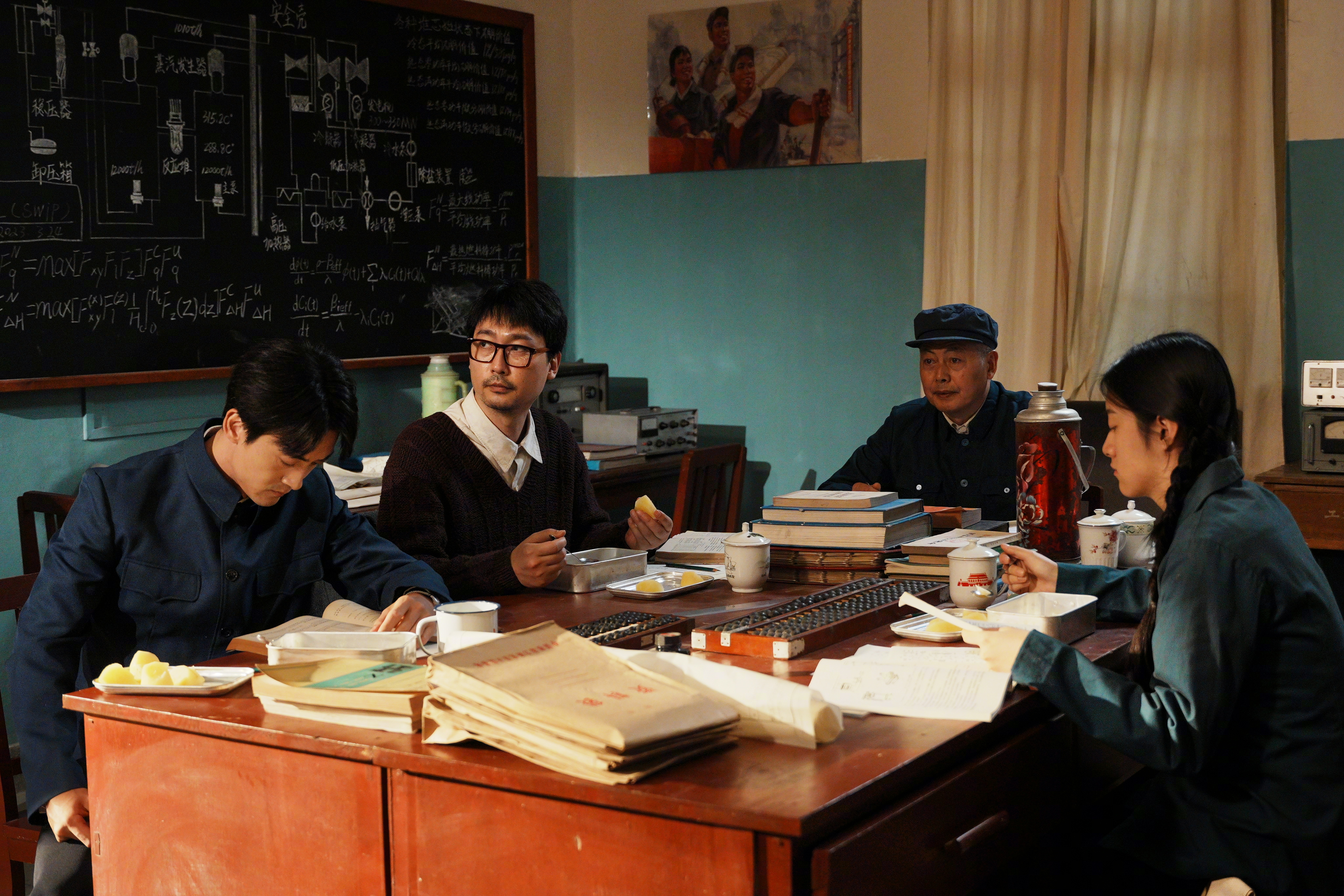 国家队拍的微短剧太硬核了 原来微短剧还能这样拍！每集十几分钟，不光讲了穿越冒险、