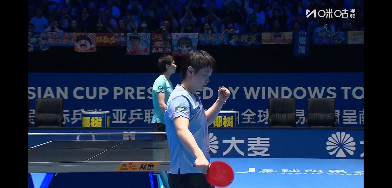 亚洲杯女单决赛，
孙颖莎vs王曼昱。
每次看到决赛场上的两个人，
都会非常激动，