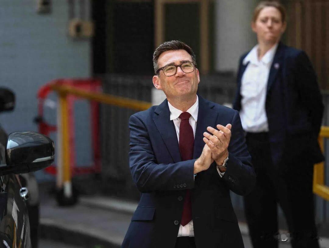 唐宁街10号又换主人了！十年七任首相，这走马灯转得让人眼晕。新官上任三把火，伯纳