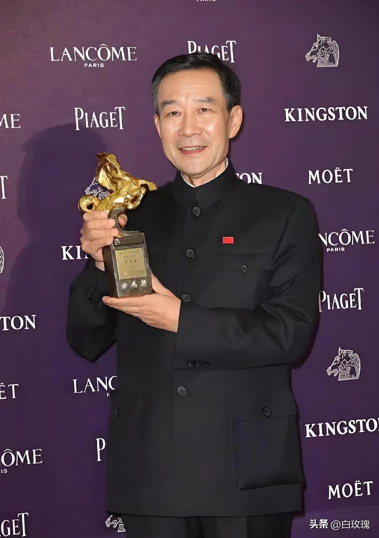李雪健已经听不见了。

妻子于海丹在采访中透露，72岁的他双耳彻底失聪，日常交流