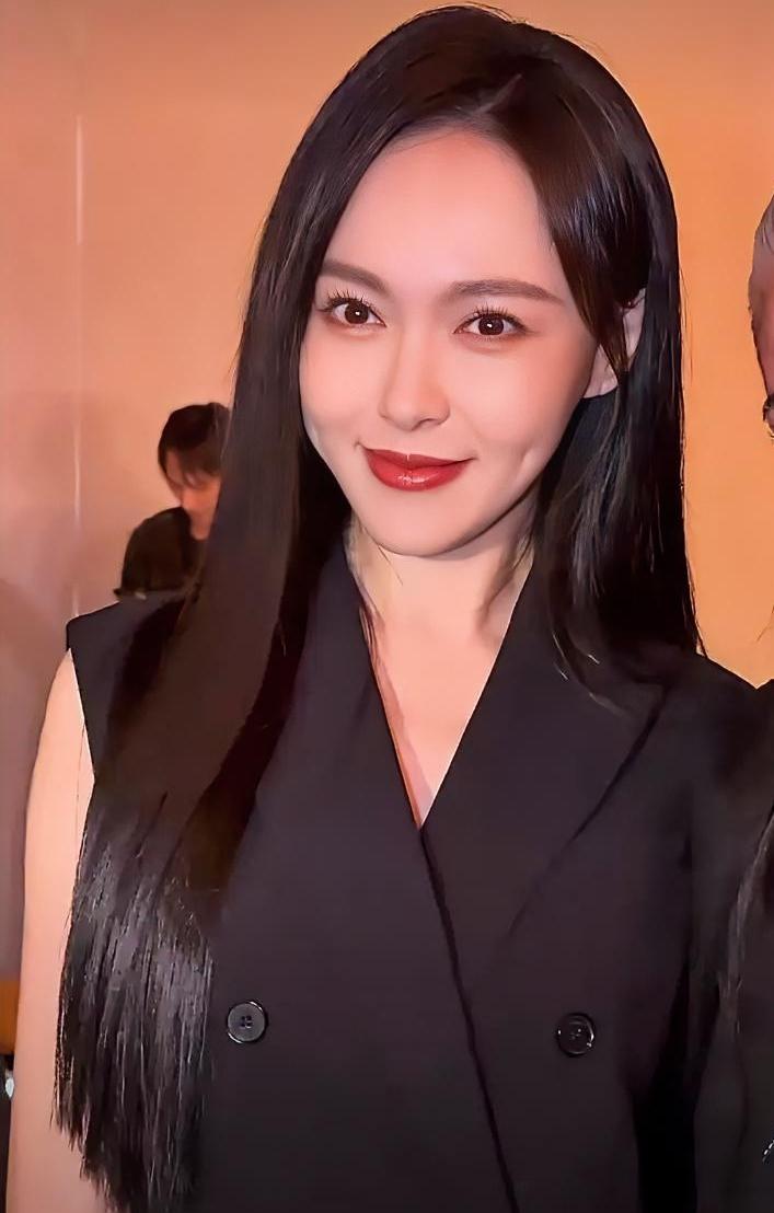 唐嫣都43岁当妈了，居然还能在米兰时装周嫩成20岁少女？
 
一身黑裙亮相，皮肤