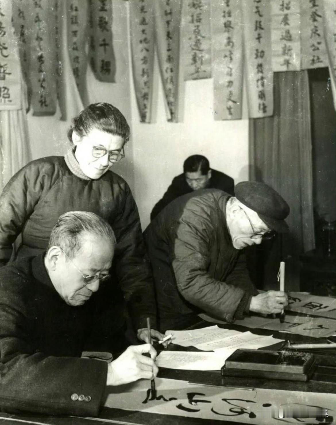 1963年，著名书法家沈尹默（左一）与上海市中国书法篆刻研究会会员一起为农村社员