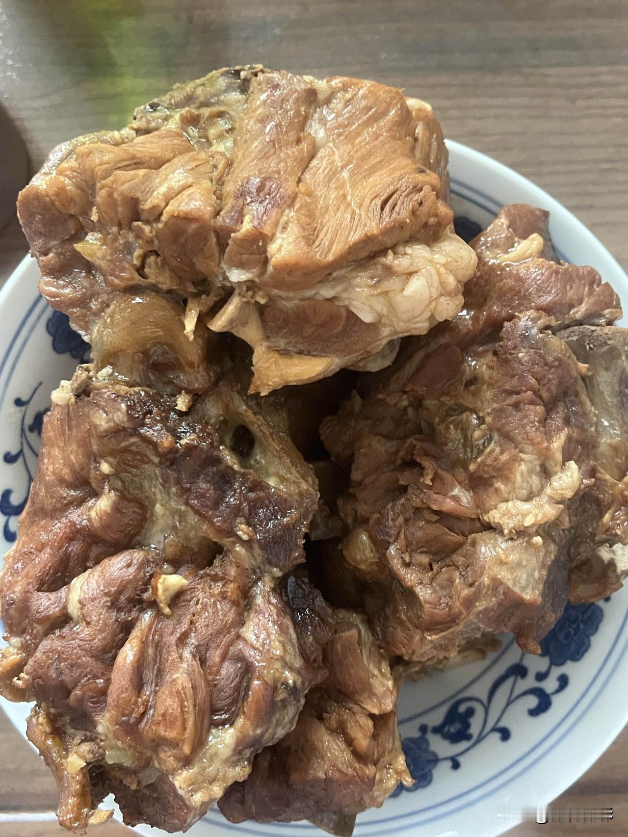 好友们晚上好！周末愉快，晚餐香香！今天的晚餐：
酱梅花骨
素炒菜花
红薯玉米
杂