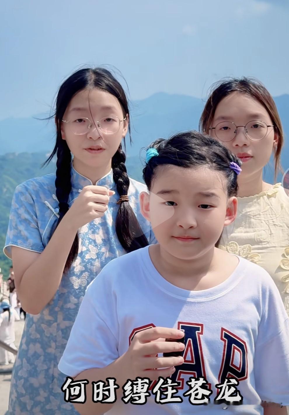 不少网友并未纠结诵读水平，更多的是由衷羡慕许健华。她养育的三个女儿和一个儿子皆十