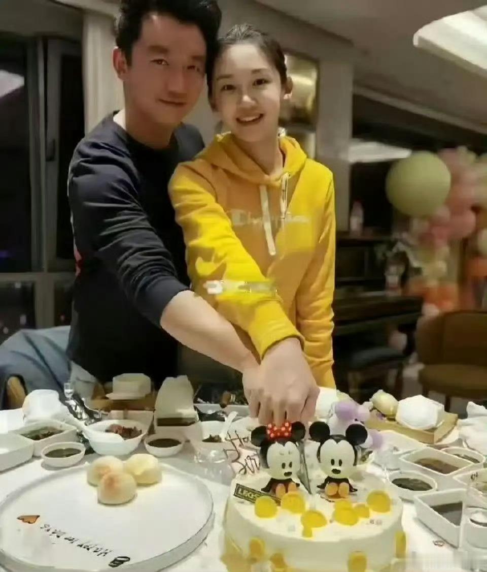 知道为啥郑恺苗苗不敢承认有三胎了，来看一下他们三个孩子的出生时间：一胎，20年1
