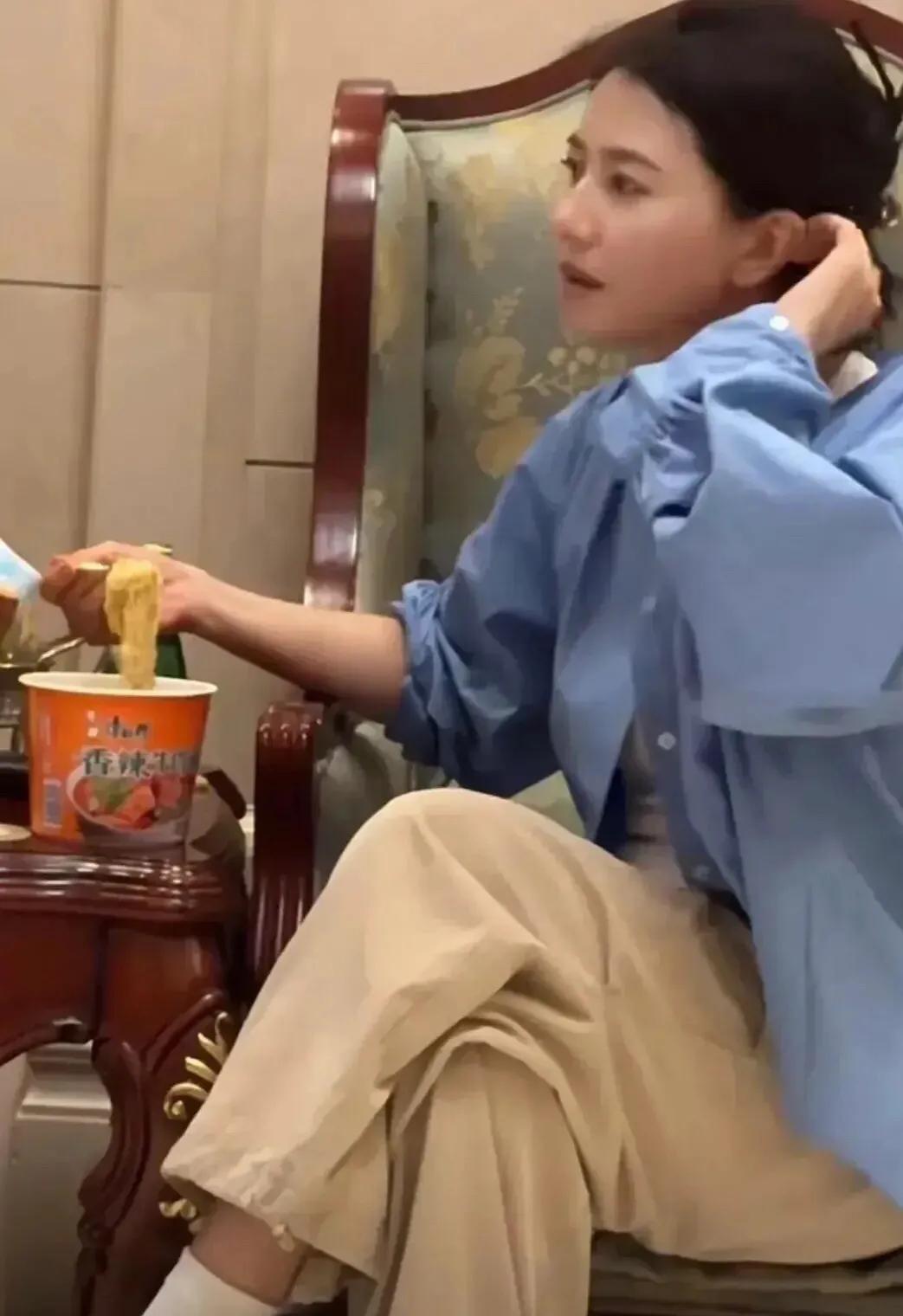 吃泡面都这么好看！这么美！明星也和我一样吃泡面！

近日，高圆圆因工作外出搭乘飞
