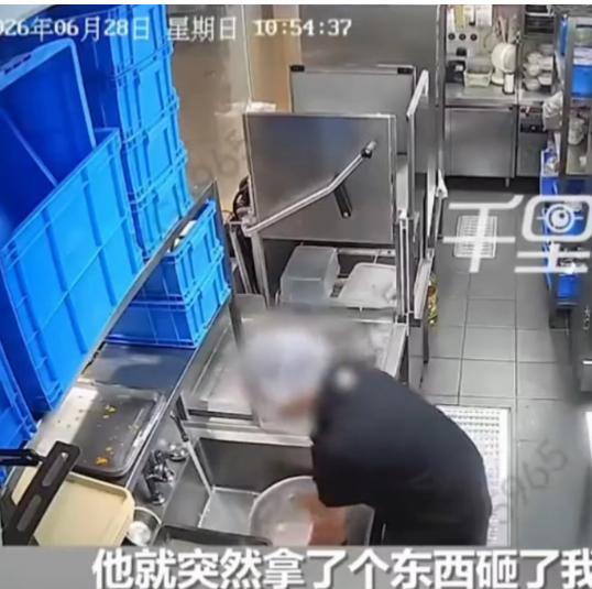 啥人都有！上海，女子去相亲男子家里过端午，看到男子年近70岁的母亲一直在厨房做饭