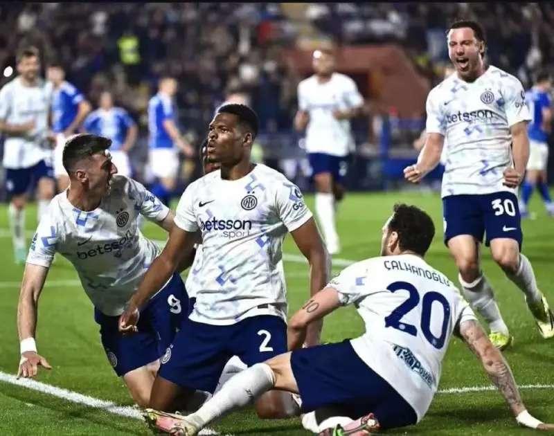 还是很后怕的，比赛最后阶段，科莫打横梁的那脚射门，裁判根本没吹越位，要是万一进了