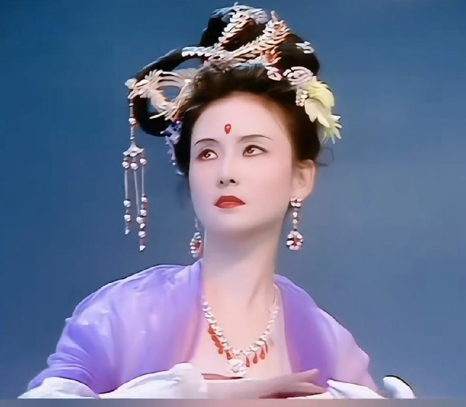 一辈子演了一个角色
她在86版《西游记》中扮演嫦娥仙子，她的气质儒雅，在空中翩翩