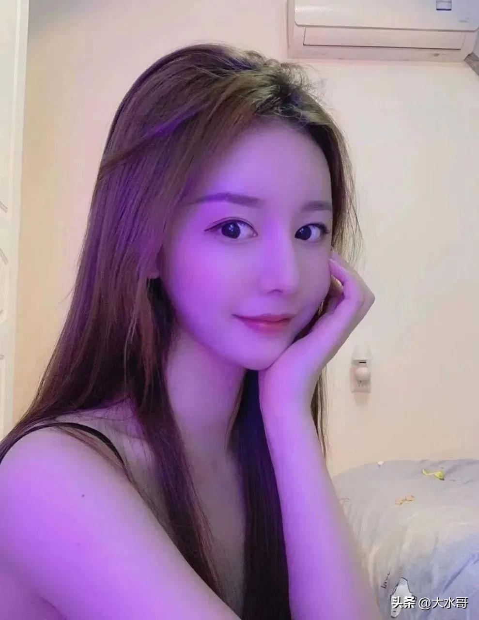 有种诱惑叫做粉灯下的她[爱慕][爱慕][爱慕]