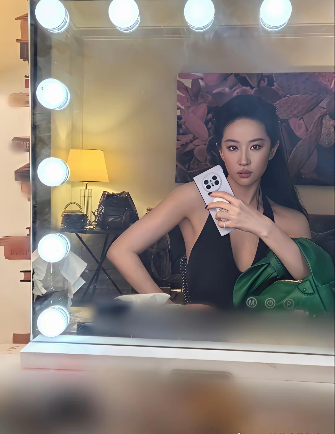 刘亦菲是物欲低还是太念旧？妈妈送的红椅子一用就是十几年 