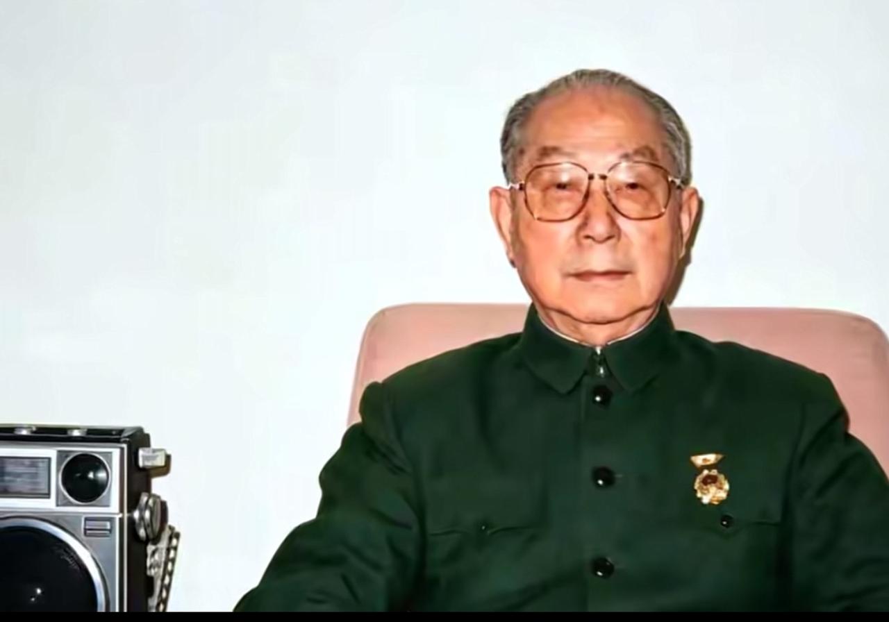 43岁出任新中国第一任海关总署署长，亲手搭建起我们国家的海关体系，1962年，李