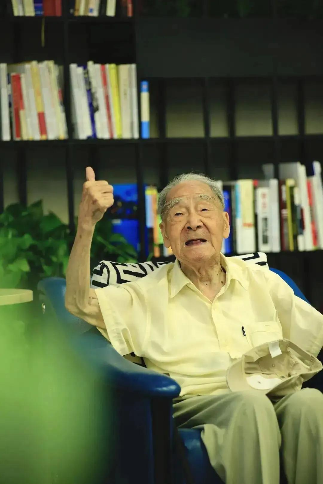 其实今天的国人应该更加理想的看待英语，中国的儒家思想中的“中庸之道”非常有智慧，