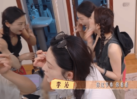 马思纯张雅琪这是化妆还是抽嘴巴子化妆的时候对着自己脸一顿猛拍，仿佛那不是自己的脸