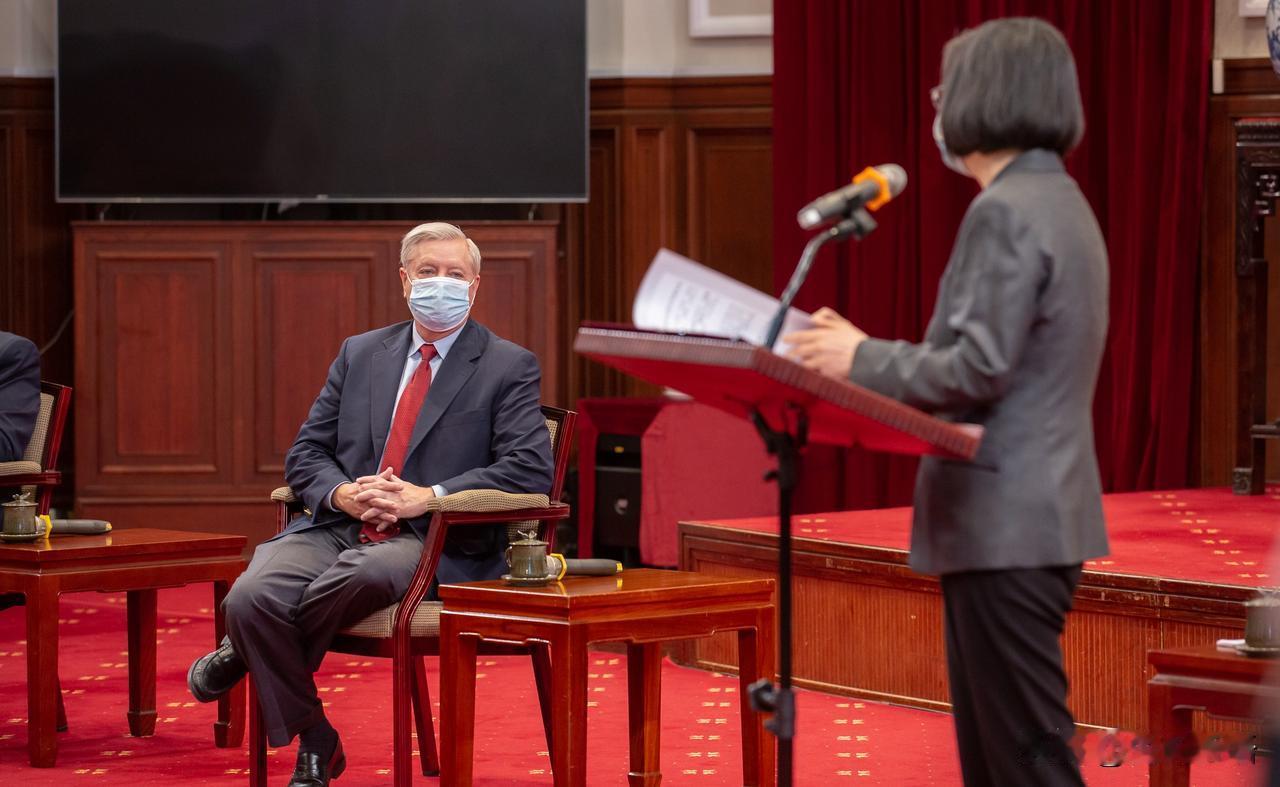 7月13日，蔡英文送上了她对格雷厄姆迟到一天的哀思，悼念她口中的这位台湾的“真正