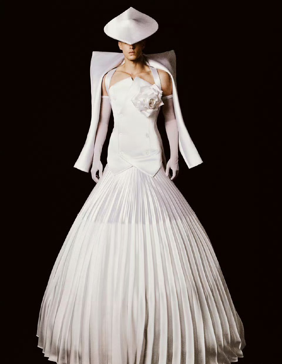 米卡穿着婚纱走红毯基操，他每次红毯都是走奇装异服路线 ​​​