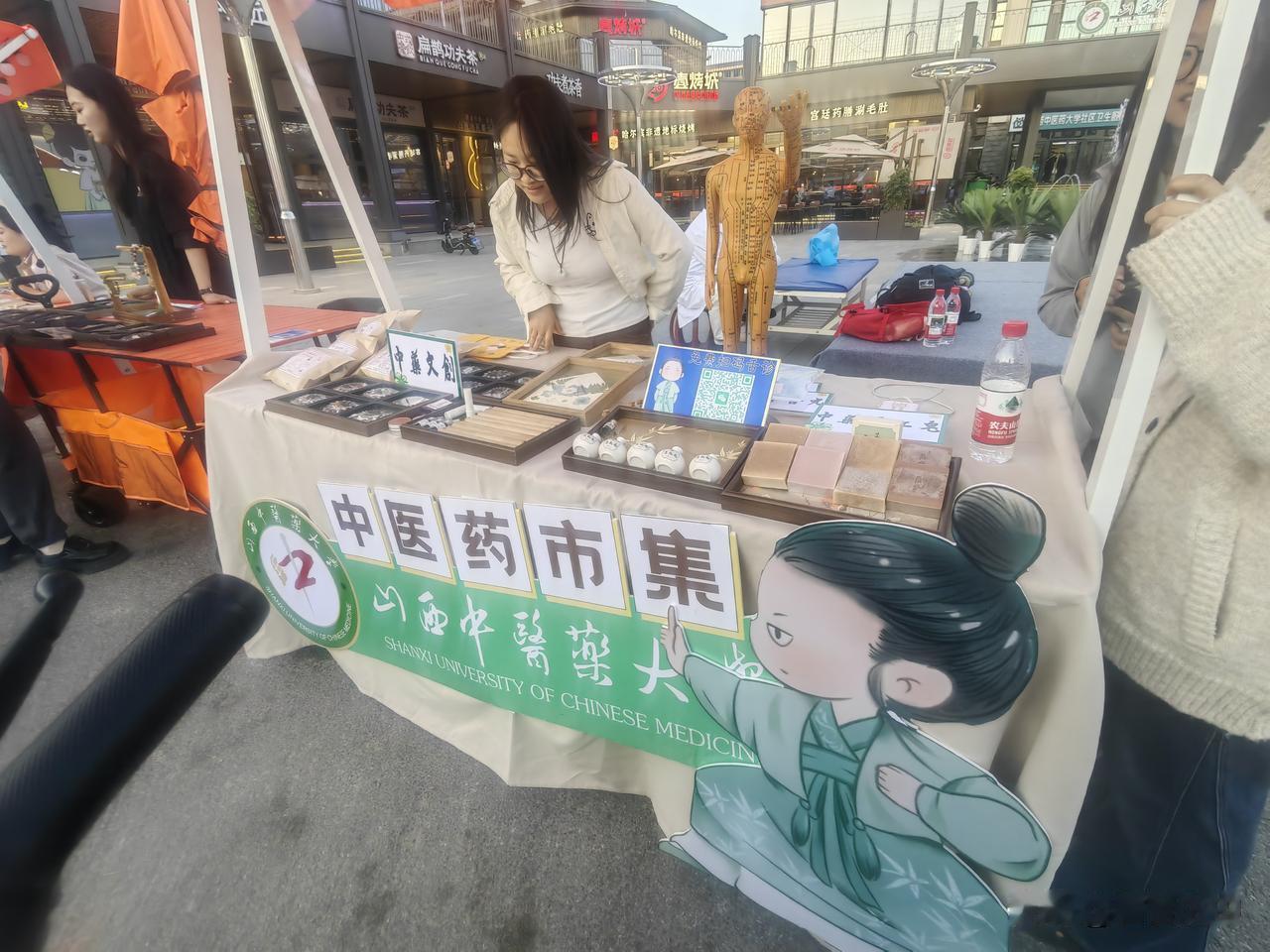 山西中医药大学把自己的国医堂前完全利用起来了
一是出租开饭馆开商店，二是上马勤工
