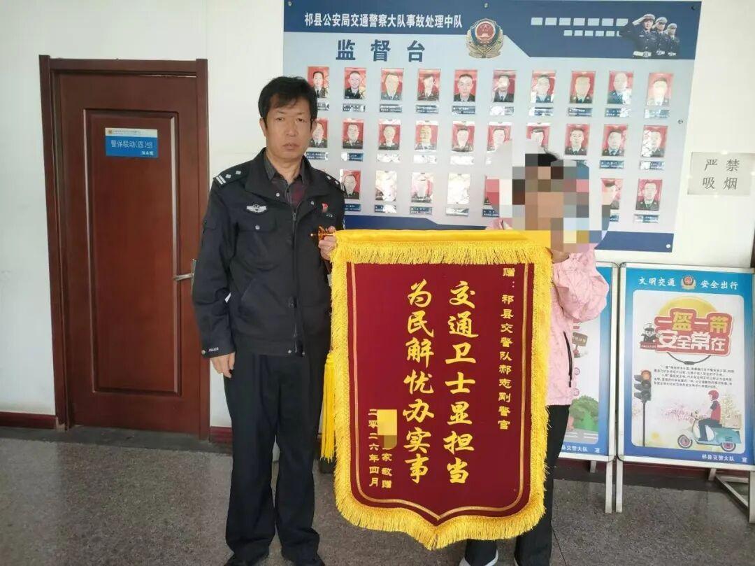2026年4月15日傍晚19时左右，天色渐暗，祁县友谊东街正是人流熙攘。忽然一声
