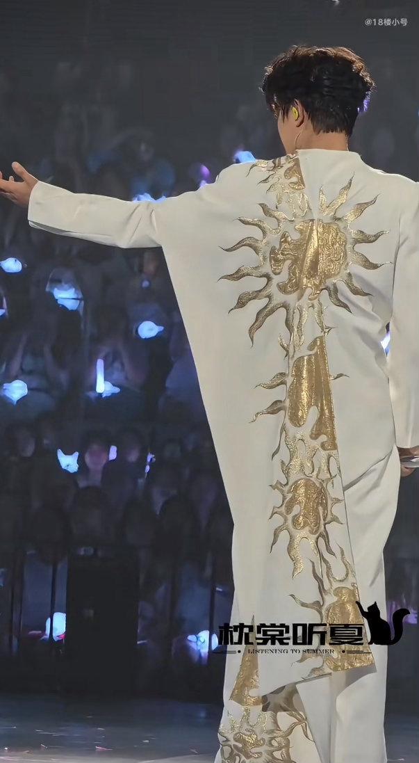 前两天一直在想这件衣服为啥绣满好多个“太阳”？寓意是什么呢？原来是呼应《西沉》的