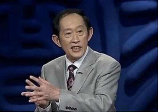 王立群说：“贪官只有一个特点，那就是蠢。你不缺吃，不缺穿，不缺钱花，每个月的工资